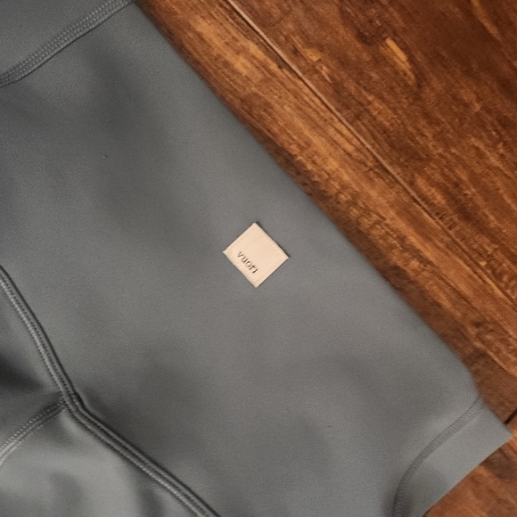 OFFER! Vuori Studio Pocket Legging - Picture 7 of 7